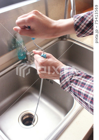 排水口の詰まりを直す道具 排水口の詰まりを直す道具 75413569