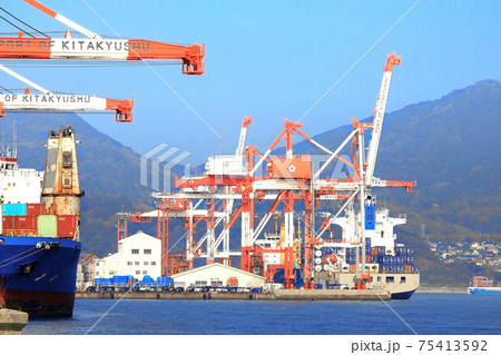 北九州市門司区の太刀浦コンテナターミナル　第二ターミナル側より 75413592
