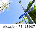 ハワイの空と看板 75413987