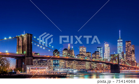 ニューヨーク・マンハッタンの摩天楼とブルックリン橋の夜景 ニューヨーク・マンハッタンの摩天楼とブルックリン橋の夜景 75414068
