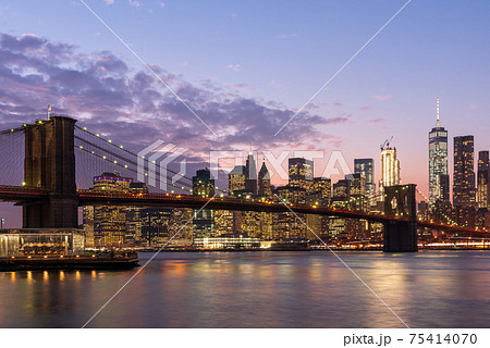 ニューヨーク・マンハッタンの摩天楼とブルックリン橋の夕景 75414070