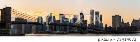 ブルックリン橋とニューヨークの夕暮れ ブルックリン橋とニューヨークの夕暮れ 75414072