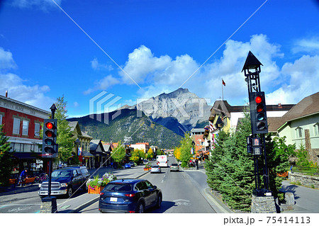 カナダバンフ街並みとカスケード山の風景 75414113