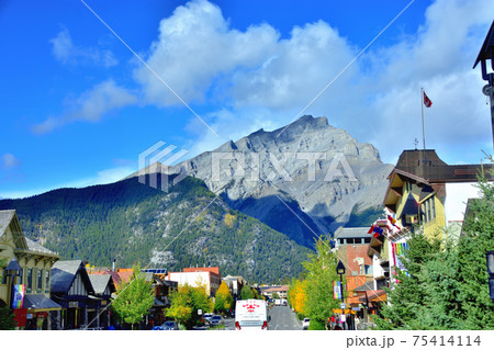 カナダバンフ街並みとカスケード山の風景 75414114