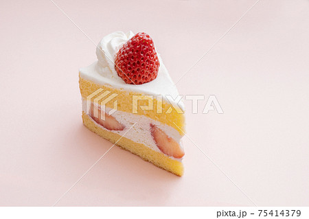イチゴのショートケーキ 75414379