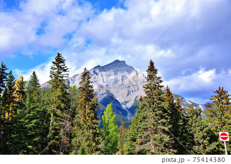 カスケードガーデンから見たカスケード山とバンフの街並み 75414380