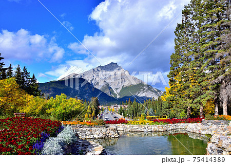 カスケードガーデンから見たカスケード山とバンフの街並み 75414389