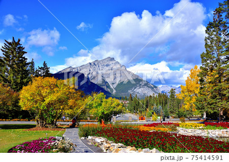カスケードガーデンから見たカスケード山とバンフの街並み 75414591