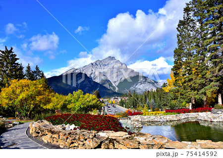 カスケードガーデンから見たカスケード山とバンフの街並み 75414592