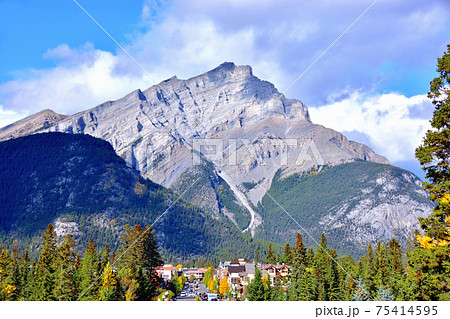 カスケードガーデンから見たカスケード山とバンフの街並み 75414595
