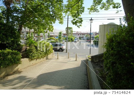 藤が丘駅前公園からの駅舎の写真素材