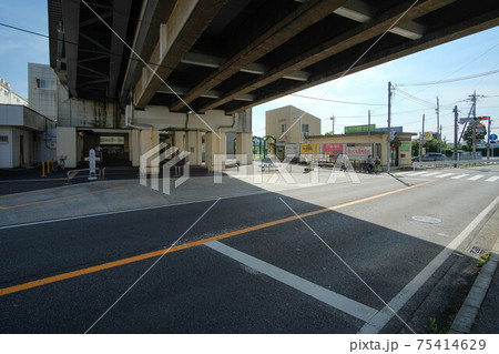 東急田園都市線の田奈駅の出入口 東急田園都市線の田奈駅の出入口 75414629