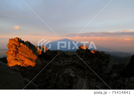鳥海山 御来光と影鳥海 鳥海山 御来光と影鳥海 75414841