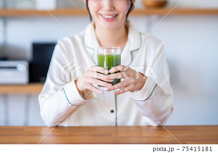 青汁を飲む若い女性 75415181
