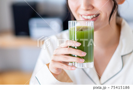 青汁を飲む若い女性 青汁を飲む若い女性 75415186