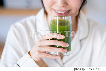 青汁を飲む若い女性 青汁を飲む若い女性 75415188