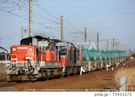 関西本線を行くDD51とDF200の重連タンク貨物列車 関西本線を行くDD51とDF200の重連タンク貨物列車 75415273
