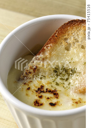 チーズに焦げ目のついてるフランスパンが入ったオニオンスープ チーズに焦げ目のついてるフランスパンが入ったオニオンスープ 75415516