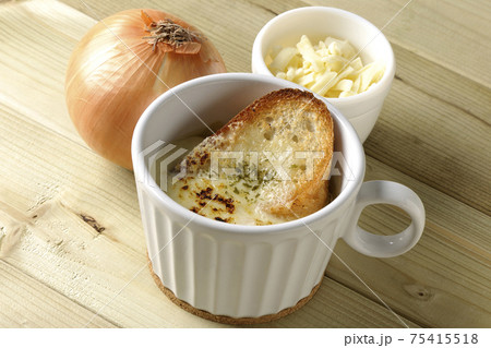 チーズに焦げ目のついてるフランスパンが入ったオニオンスープ 75415518