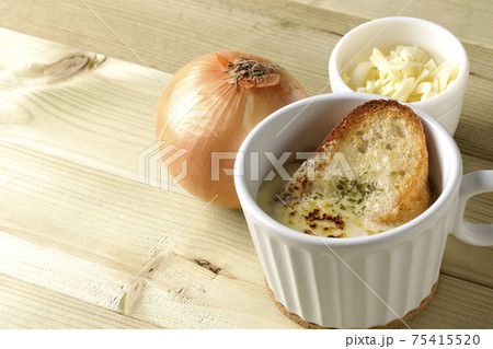 チーズに焦げ目のついてるフランスパンが入ったオニオンスープ チーズに焦げ目のついてるフランスパンが入ったオニオンスープ 75415520