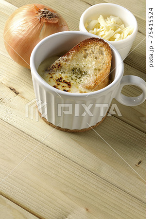 チーズに焦げ目のついてるフランスパンが入ったオニオンスープ 75415524