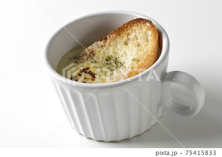 カップで食べるオニオングラタンスープを白背景で撮影 カップで食べるオニオングラタンスープを白背景で撮影 75415833