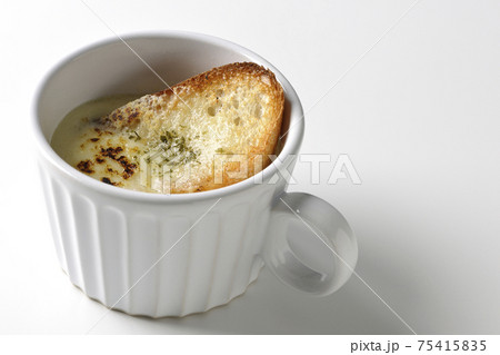 カップで食べるオニオングラタンスープを白背景で撮影 75415835