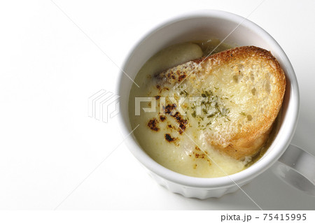 カップで食べるオニオングラタンスープを白背景で撮影(俯瞰) カップで食べるオニオングラタンスープを白背景で撮影(俯瞰) 75415995