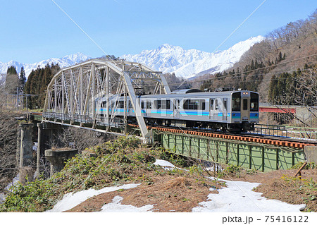 大糸線　雪どけの白馬山麓 75416122