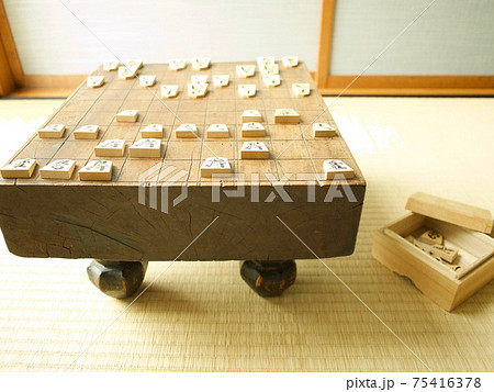 味のある将棋盤で将棋対戦 味のある将棋盤で将棋対戦 75416378