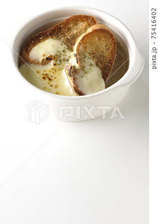 焦げ目のついたチーズ、フランスパンが入ってるオニオンスープを白背景で撮影 75416402