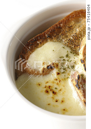 焦げ目のついたチーズ、フランスパンが入ってるオニオンスープを白背景で撮影 焦げ目のついたチーズ、フランスパンが入ってるオニオンスープを白背景で撮影 75416404