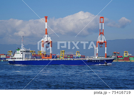 大阪港に入港する内航貨物船 大阪港に入港する内航貨物船 75416719