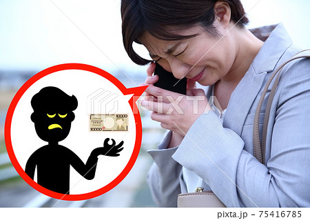 オレオレ詐欺・架空請求に遭う若い女性会社員イメージ オレオレ詐欺・架空請求に遭う若い女性会社員イメージ 75416785
