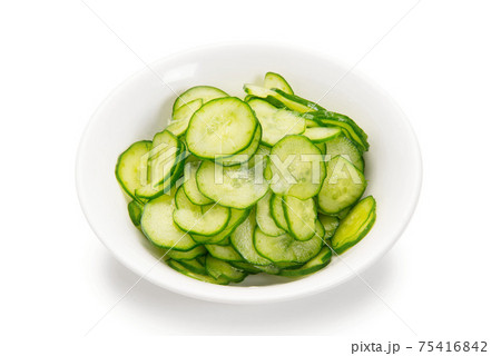 下拵えでキュウリの薄切り 下拵えでキュウリの薄切り 75416842