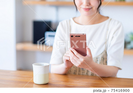 スマホを見る若い女性 75416900