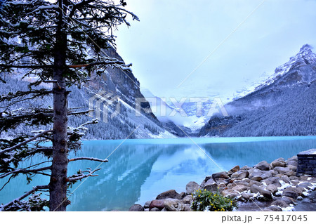 神秘の色に輝く美しい湖・レイク・ルイーズ 神秘の色に輝く美しい湖・レイク・ルイーズ 75417045