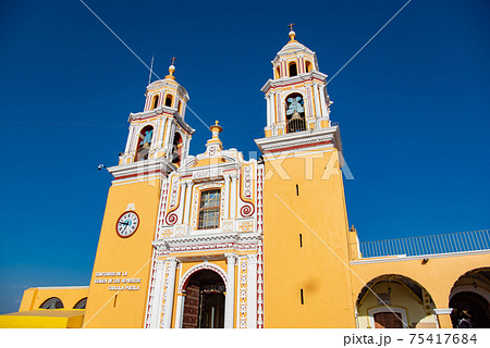 メキシコ　スペイン人の侵略で破壊されたピラミッドの上に建てられたチョルーラのロスレメディオス教会 75417684