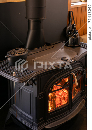 薪ストーブ　暖炉　綺麗な炎 75418049