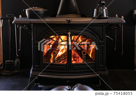 薪ストーブ　暖炉　綺麗な炎 75418055