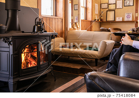 薪ストーブ　暖炉　綺麗な炎 75418084