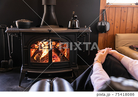 薪ストーブ　暖炉　綺麗な炎 75418086