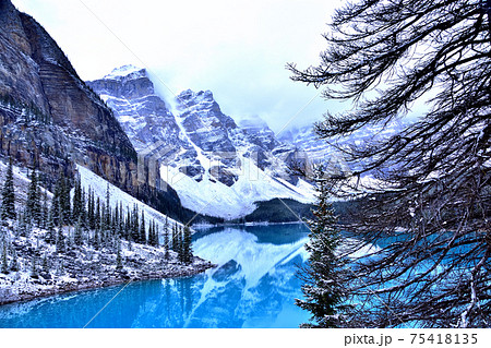 時間によって色が変わる不思議な湖・モレーン・レイク 時間によって色が変わる不思議な湖・モレーン・レイク 75418135