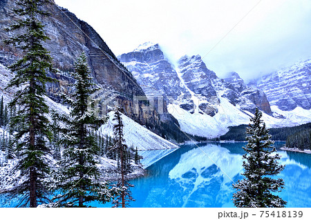 時間によって色が変わる不思議な湖・モレーン・レイク 時間によって色が変わる不思議な湖・モレーン・レイク 75418139