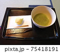 抹茶とお茶菓子 75418191