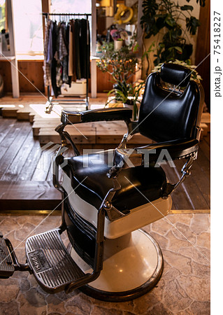 美容室の椅子（カット椅子）おしゃれの写真素材 [75418227] - PIXTA
