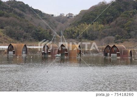 日本の岡山県瀬戸内市の水没したペンション群の写真素材