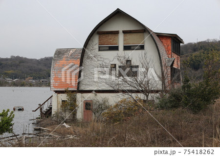 日本の岡山県瀬戸内市の水没したペンション群の写真素材
