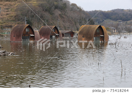 日本の岡山県瀬戸内市の水没したペンション群 日本の岡山県瀬戸内市の水没したペンション群 75418264