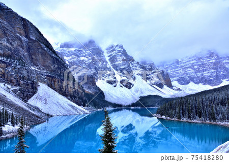 時間によって色が変わる不思議な湖・モレーン・レイク 75418280